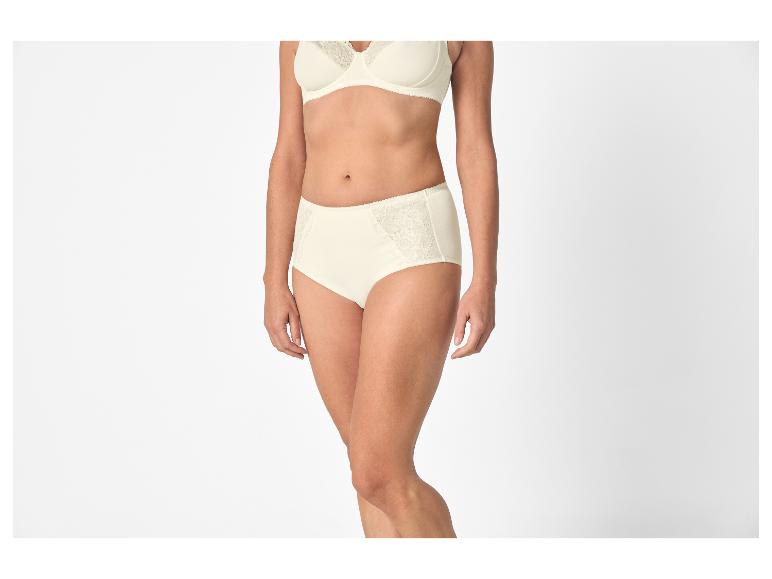Soutien-gorge et culotte femme écru avec détails en dentelle.