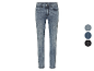 Jeans slim fit bleu clair avec plusieurs options de couleur.