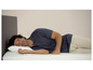 Un homme dort sur un oreiller et un matelas.