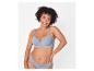 Femme souriante en ensemble soutien-gorge et culotte bleu clair.