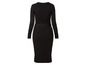 Une robe noire en tricot à manches longues avec une ceinture.