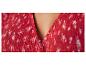 Détail d'une robe rouge à fleurs blanches.