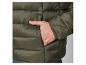 Gros plan sur une veste matelassée vert olive.