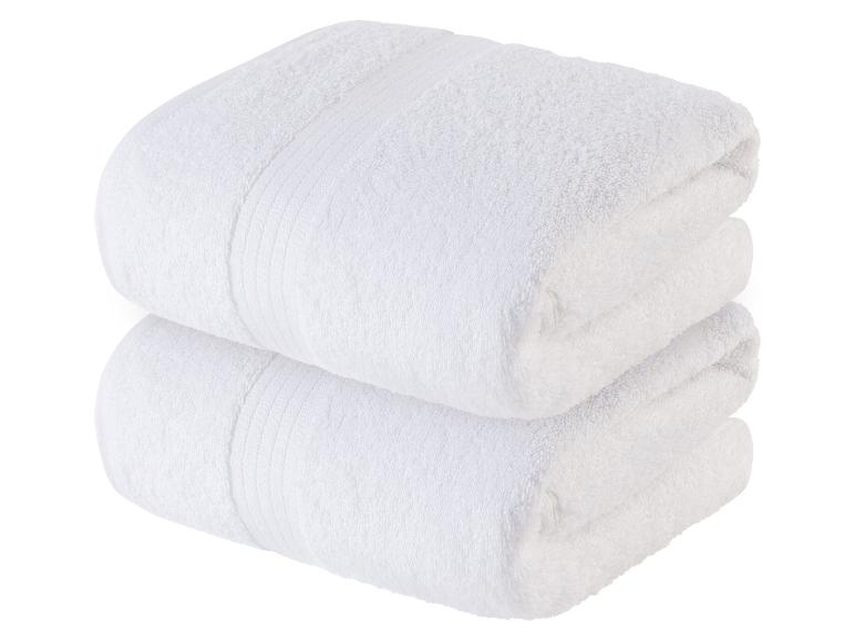 Deux serviettes blanches moelleuses, empilées.