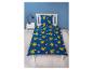 Une housse de couette Pikachu avec des Pokéballs sur un lit simple.