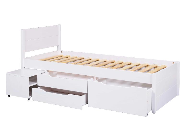 Lit blanc avec tiroirs et table de chevet.