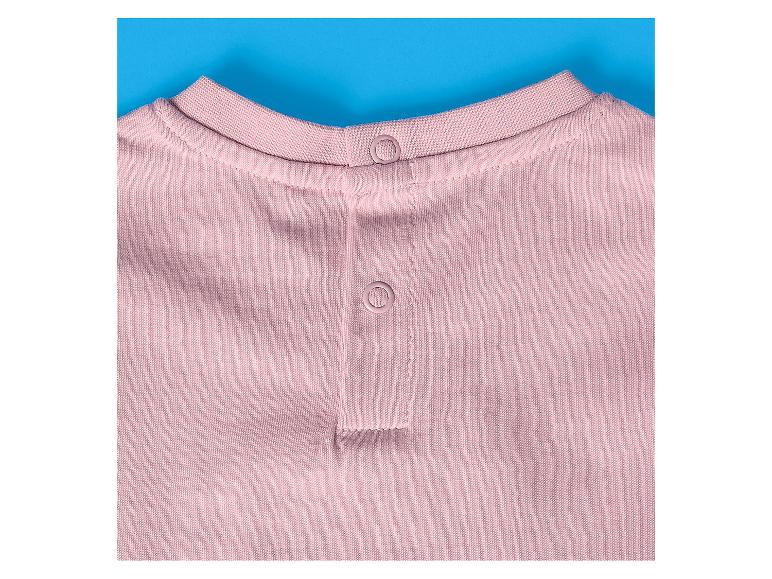 Body bébé rose avec fermeture à boutons-pression au cou.