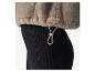 Détail d'une veste en fausse fourrure beige avec cordon de serrage et une jupe côtelée noire.
