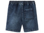 Un short en jean bleu avec une taille élastique.