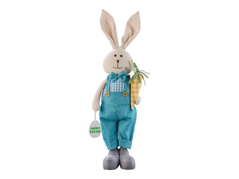 Décoration de Pâques : lapin en peluche avec une carotte