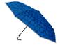 Parapluie bleu à motif géométrique.