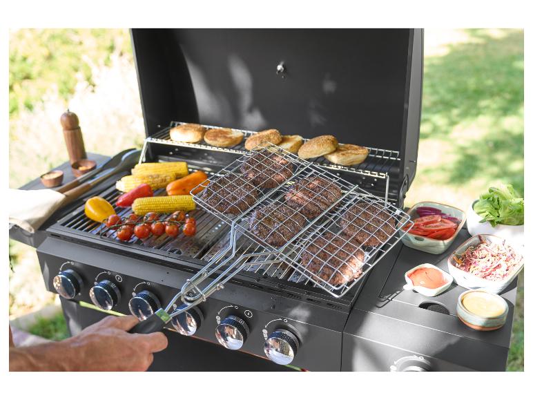 Barbecue à gaz avec burgers, épis de maïs, légumes et pains, préparés en extérieur.
