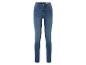Un jean skinny bleu.