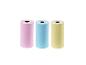 Trois rouleaux de papier thermique colorés en rose, bleu et jaune.