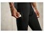 Homme avec un pantalon de jogging noir avec une clé dans sa poche