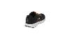Chaussures de sport noires avec lacets orange et détails de design.