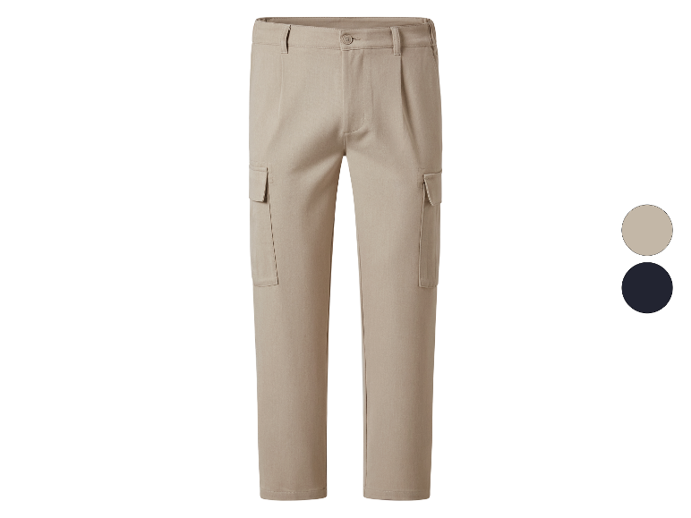 Pantalon cargo beige avec poches latérales.