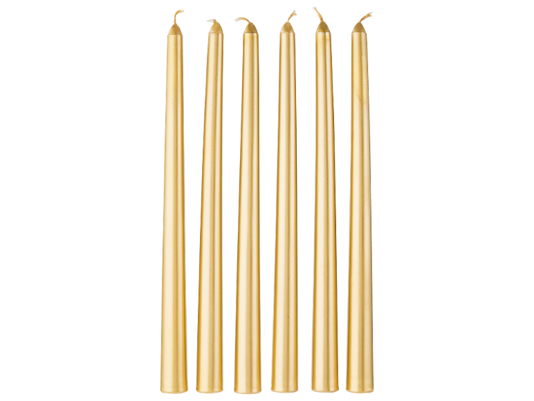 Six bougies coniques dorées avec mèches, disposées verticalement sur fond noir.