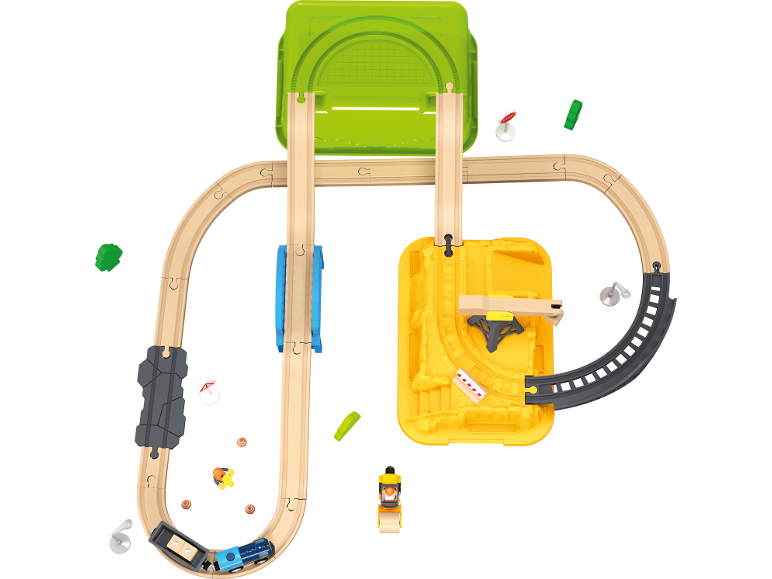 Ensemble de train en bois à deux niveaux avec un train et divers accessoires.