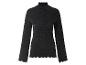 Un pull noir à manches longues et à effet froissé.