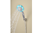 Pommeau de douche lumineux avec jet d'eau, fixé au mur.