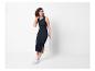 Robe noire midi et baskets blanches : style décontracté et élégant.