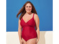 Une femme porte un maillot de bain rouge.
