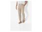 Pantalon beige et espadrilles beiges pour homme.