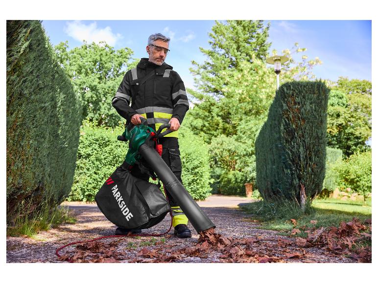 Homme utilisant l'aspirateur-souffleur de feuilles électrique PARKSIDE® PELSB 3000 B2 dans le jardin.