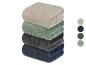 Une pile de serviettes de bain beiges, vertes, grises et bleues.