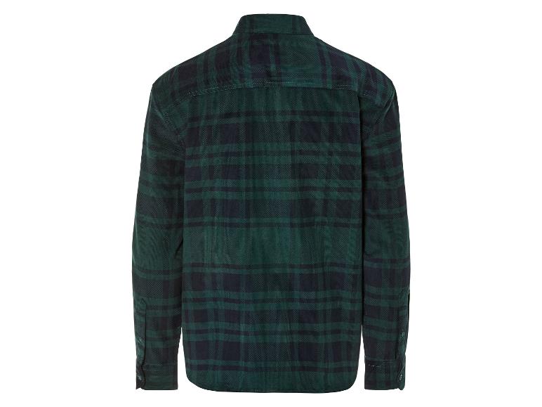Une chemise à carreaux verte à manches longues.