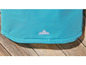 L'ourlet d'une veste turquoise avec un logo de montagne.