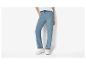 Jeans amples et baskets blanches pour femme.