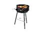 Barbecue portable avec saucisses, brochettes de légumes et charbon de bois.