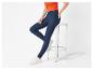 Jeans slim et baskets blanches : look décontracté.