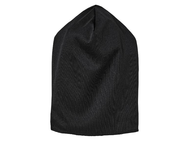 Un bonnet noir en tricot.