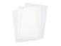 Trois feuilles de plastique transparent superposées sur fond blanc.