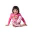 Fille en pyjama rose Pat' Patrouille, assise sur fond blanc.