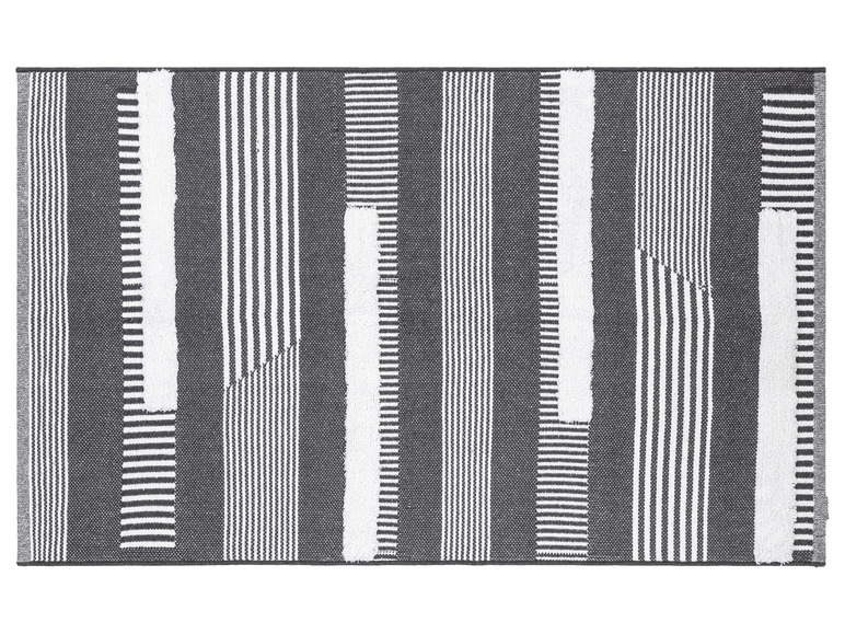 Un tapis rayé gris et blanc avec un design moderne.