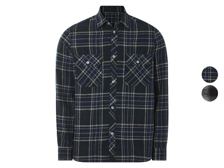 Une chemise à carreaux bleu foncé à manches longues.