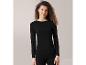 Une femme portant un t-shirt noir à manches longues et un pantalon.