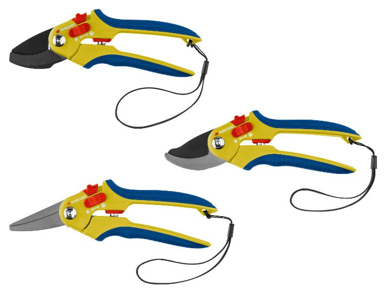 Trois paires de sécateurs jaunes et bleus, deux à lames courbes et un à lames droites.