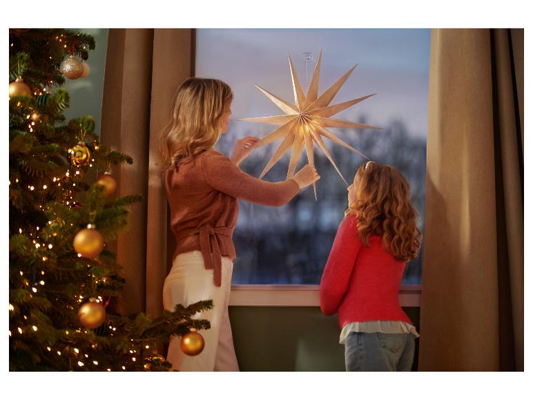 Étoile de Noël LED LIVARNO à la fenêtre avec une mère et son enfant.