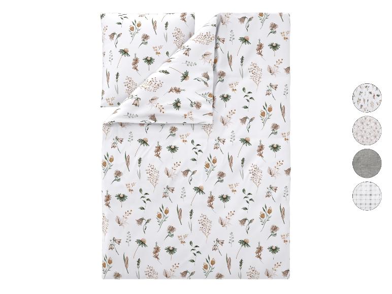 Housse de couette et taie d'oreiller blanches à motif floral, à droite quatre échantillons de tissu.