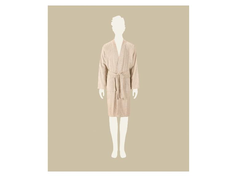 Peignoir beige sur un mannequin.