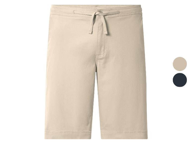 Shorts beige à cordon de serrage, présentés avec des échantillons de couleur beige et bleu marine.