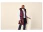 Femme en longue doudoune bordeaux et pull bleu clair.