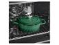 Cocotte en fonte verte dans un four