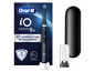 Une brosse à dents électrique Oral-B iO Series 5N avec chargeur, étui de voyage et têtes de brosse supplémentaires.