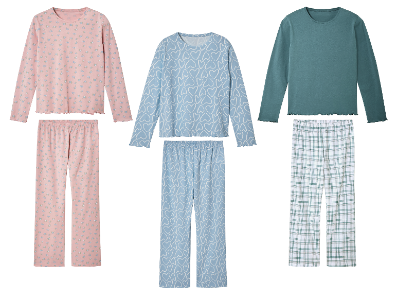Trois pyjamas pour femmes : un imprimé floral rose, un imprimé cœur bleu et un à carreaux vert et blanc.